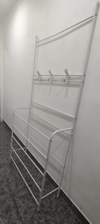 Colgador y zapatero de metal blanco