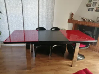 Mesa comedor cristal rojo y metal