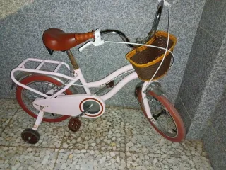 Bicicleta infantil rosa con ruedines