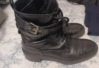 Botas negras con hebilla y tachuelas