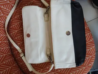 Borsa Guess bianca e nera con catena