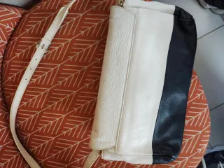 Borsa Guess bianca e nera con catena