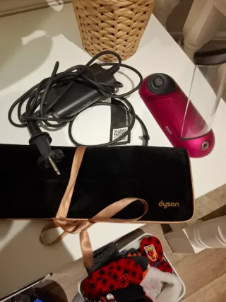 Cargador y funda y base  Dyson Corrale