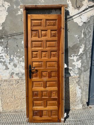 Puerta de madera con marco