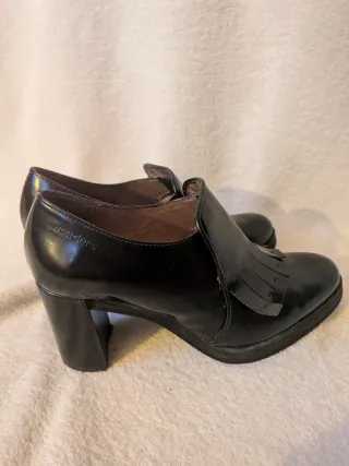 Botín tacón Wonders negro flecos