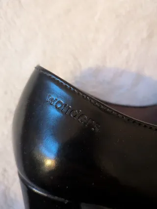 Botín tacón Wonders negro flecos