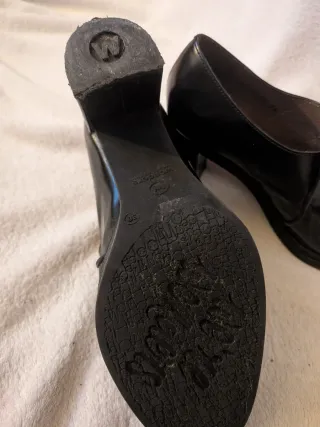 Botín tacón Wonders negro flecos