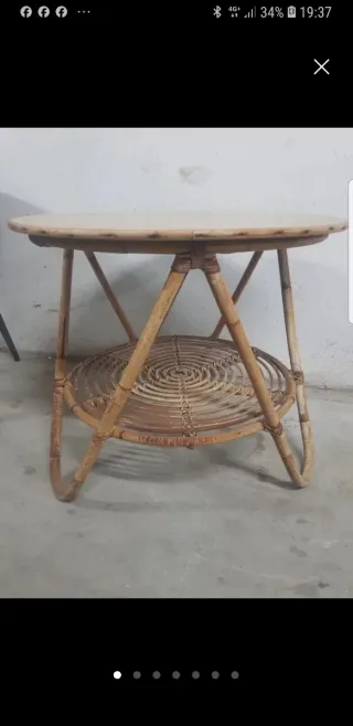 ' Mesa auxiliar redonda de mimbre
