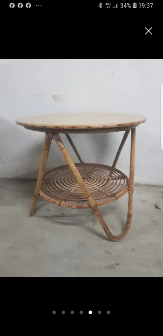 ' Mesa auxiliar redonda de mimbre