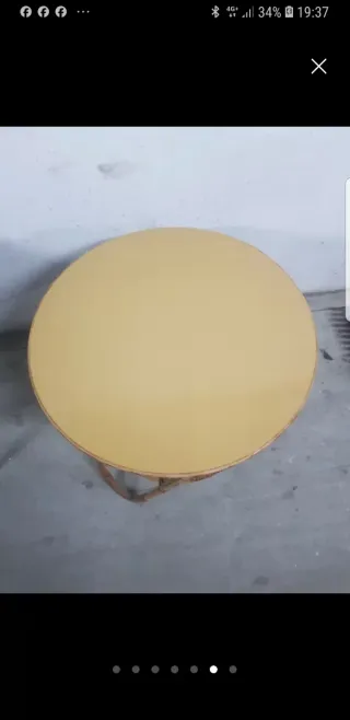 ' Mesa auxiliar redonda de mimbre