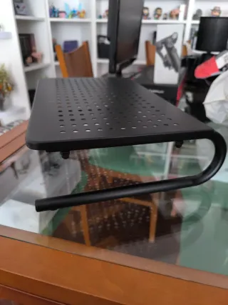 Elevador de pantalla metálico negro