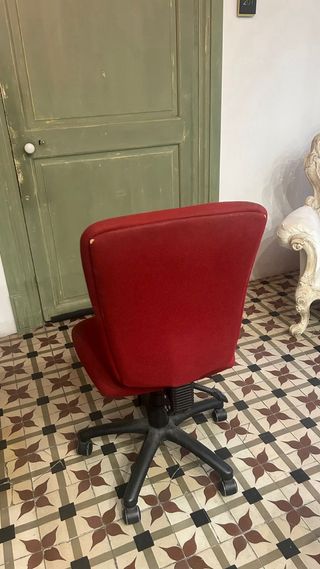 Silla de oficina con ruedas roja.