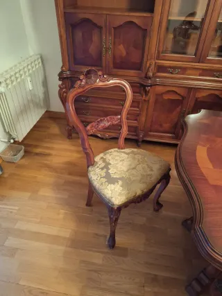 Mesa de salón con 6 sillas de madera