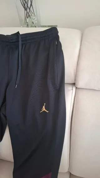 Pantalón Jordan Hombre Negro y Dorado