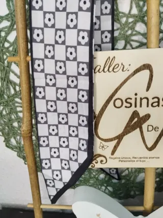 Fazzoletti corti in seta bianco e nero per il collo