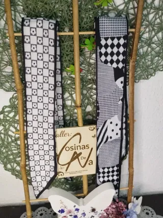 Fazzoletti corti in seta bianco e nero per il collo