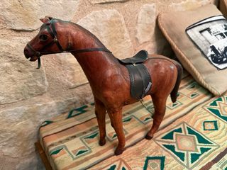 Caballo decorativo de cuero