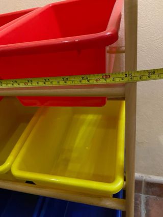 Organizador de madera con cubos de plástico