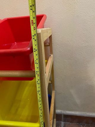 Organizador de madera con cubos de plástico