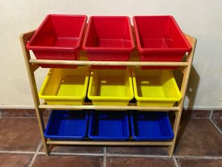 Organizador de madera con cubos de plástico