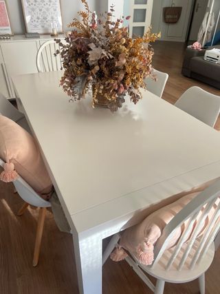 Mesa de comedor blanca y madera