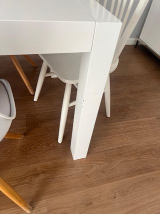 Mesa de comedor blanca y madera