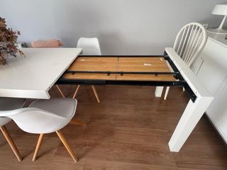 Mesa de comedor blanca y madera