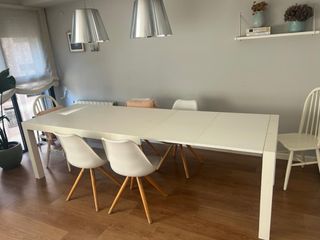 Mesa de comedor blanca y madera