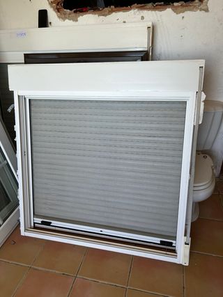Ventana corredera blanca con persiana