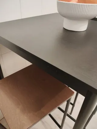 Mesa alta y 2 taburetes