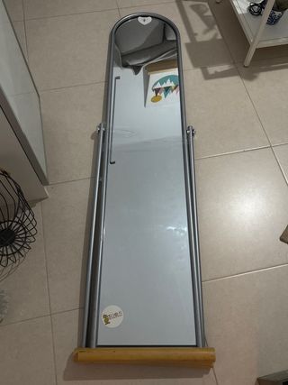 Espejo de pie plateado y madera