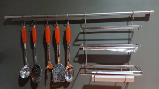 Barra de cocina con utensilios y organizador