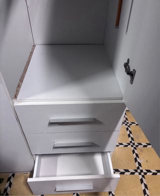 Armario blanco de madera