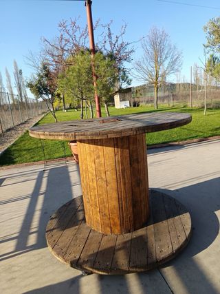 Mesas de madera decorativas con ruedas o con patas