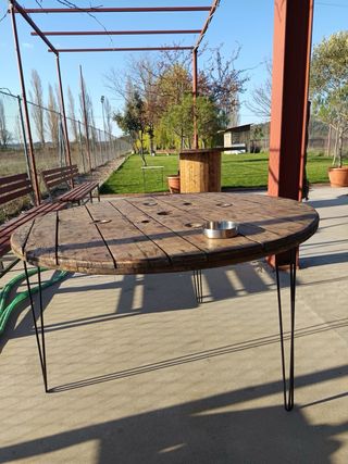 Mesas de madera decorativas con ruedas o con patas