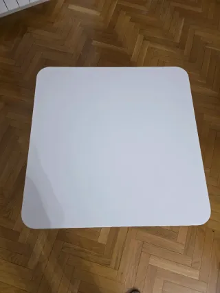 Mesa auxiliar cuadrada blanca y madera