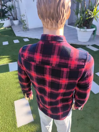 Sobrecamisa de la marca Zara a cuadros roja y azul