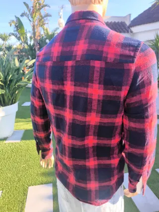 Sobrecamisa de la marca Zara a cuadros roja y azul