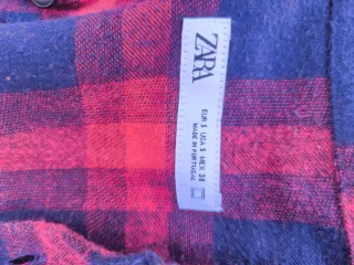 Sobrecamisa de la marca Zara a cuadros roja y azul