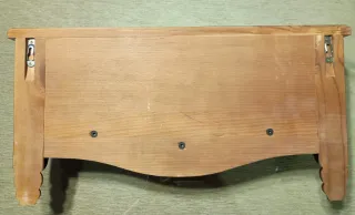 Perchero de madera clásico con ganchos