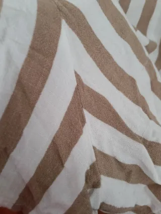 Mono corto Stradivarius rayas beige y blanco