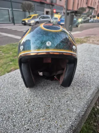 Casco personalizado con diseño de llamas