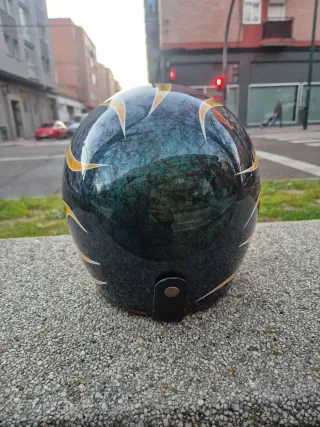 Casco personalizado con diseño de llamas