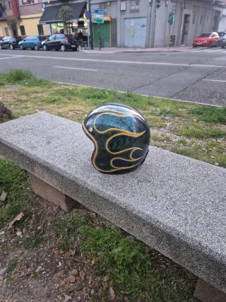 Casco personalizado con diseño de llamas