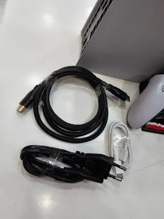 Consola PlayStation 5 Blanca y Negra