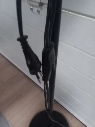 Lámpara de pie negra y blanca