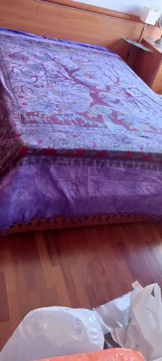 Edredón fino morado y blanco