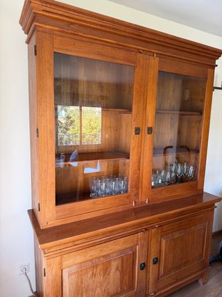 Mueble de teca con vitrina