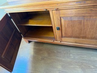 Mueble de teca con vitrina