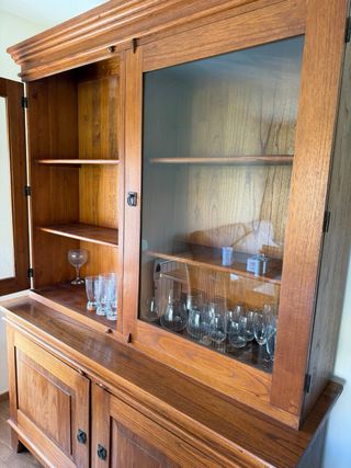 Mueble de teca con vitrina